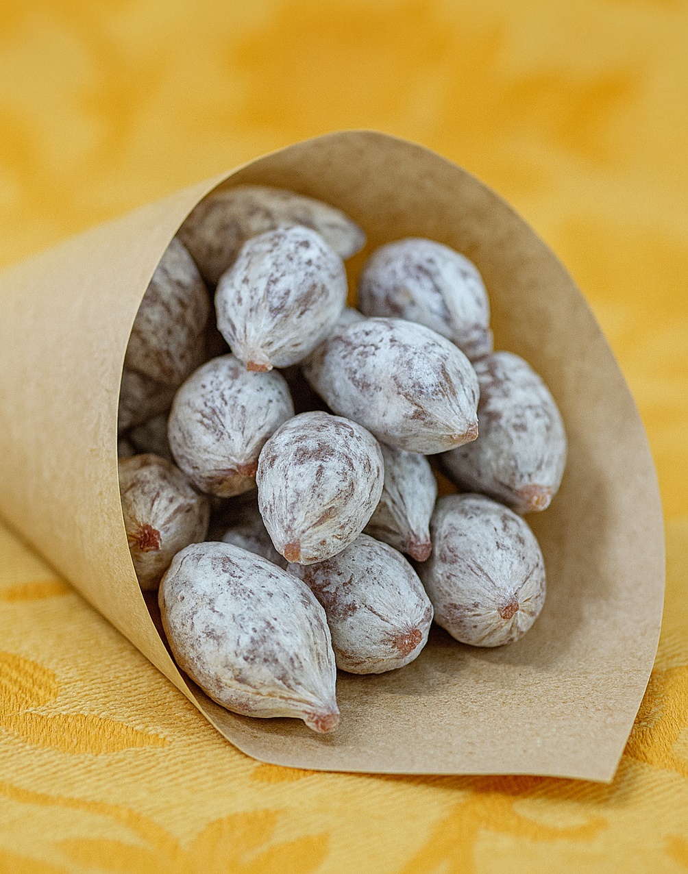 Salchichón artesanal Embutidos Castro en presentación cono de papel