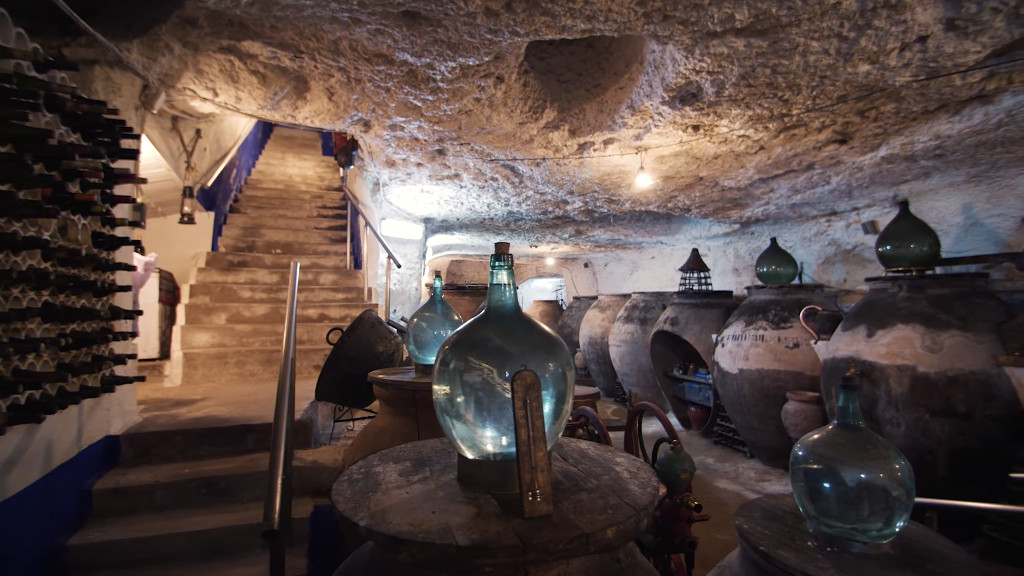 Embutidos artesanos curándose en una cueva de Tomelloso