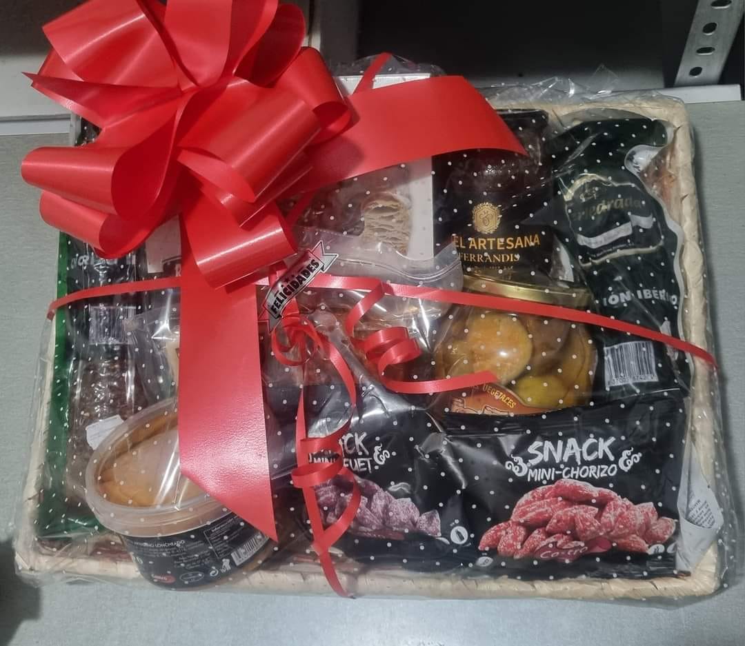 Cesta gourmet de La Mancha con embutidos, vino y queso manchego- embutidos castro