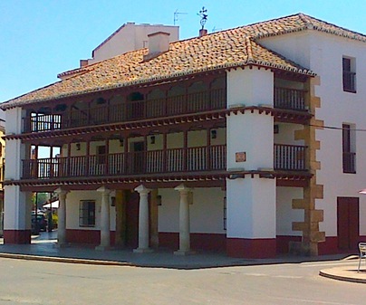 Soportales y balcones de madera de la Posada de los Portales en Tomelloso