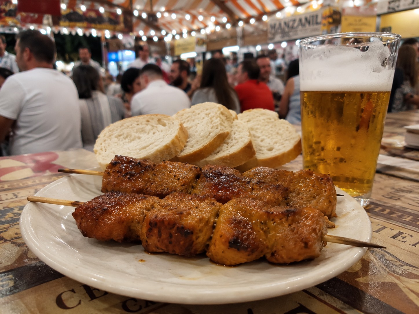 pincho moruno artesano tomelloso en plato con rodajas de pan y una cerveza fresquita